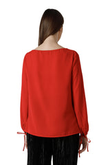 BLUSA CON SCOLLO A BARCHETTA