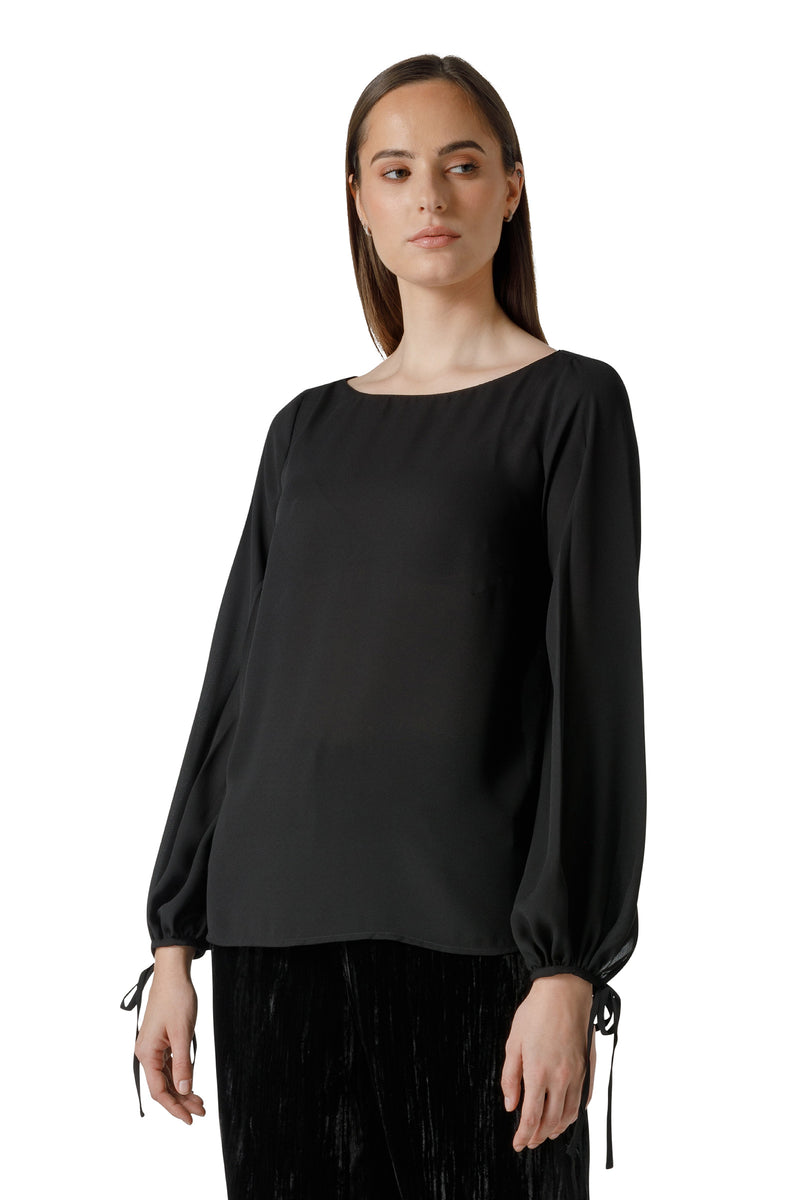 BLUSA CON SCOLLO A BARCHETTA