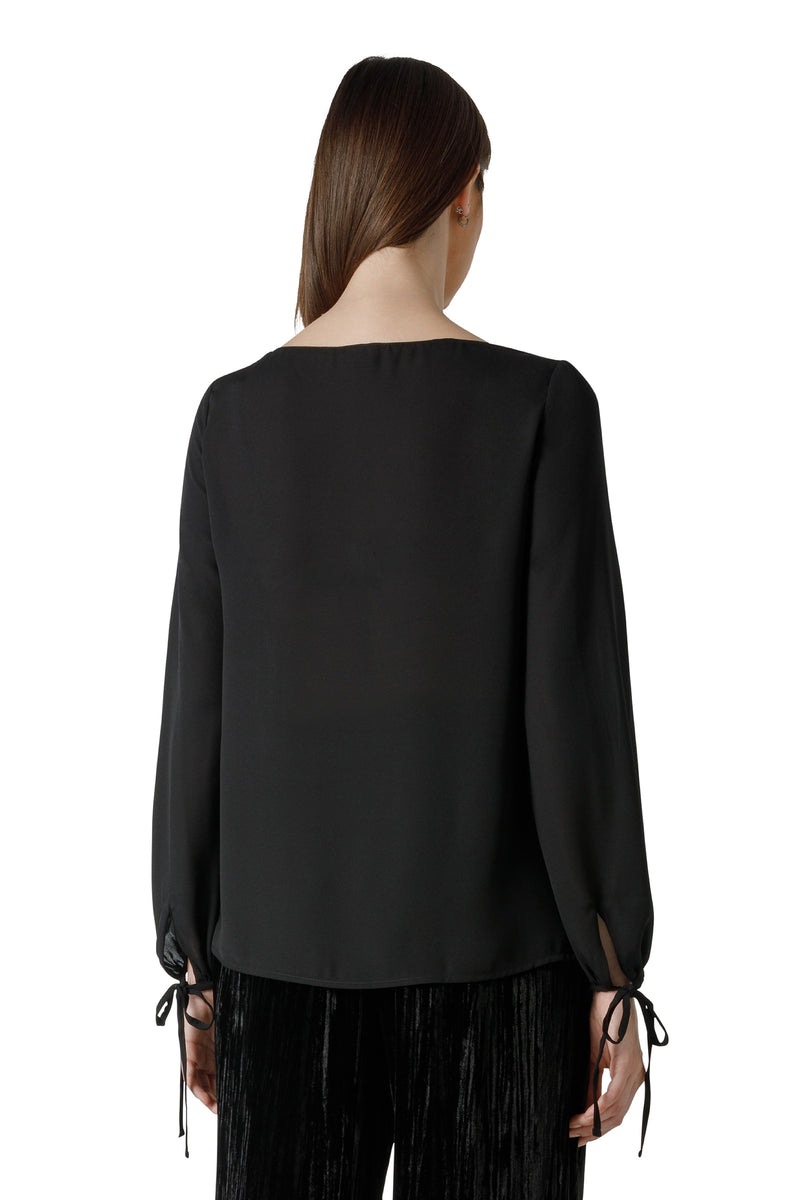 BLUSA CON SCOLLO A BARCHETTA